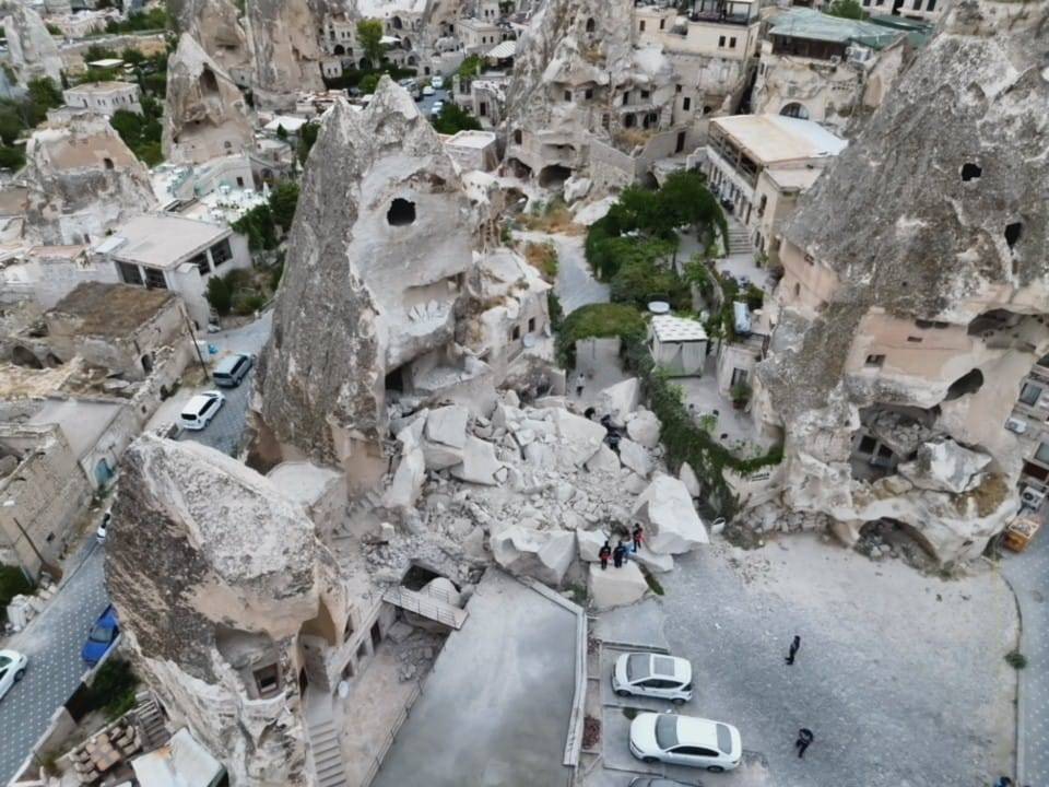 Kapadokya'da milyonlarca yıllık peribacası yıkıldı 14